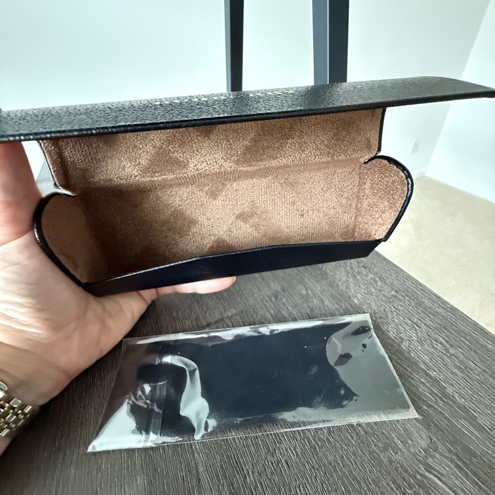 Burberry Black Hard Eyeglass Case with Unopened Lens Cloth EUC - Picture 3 of 10